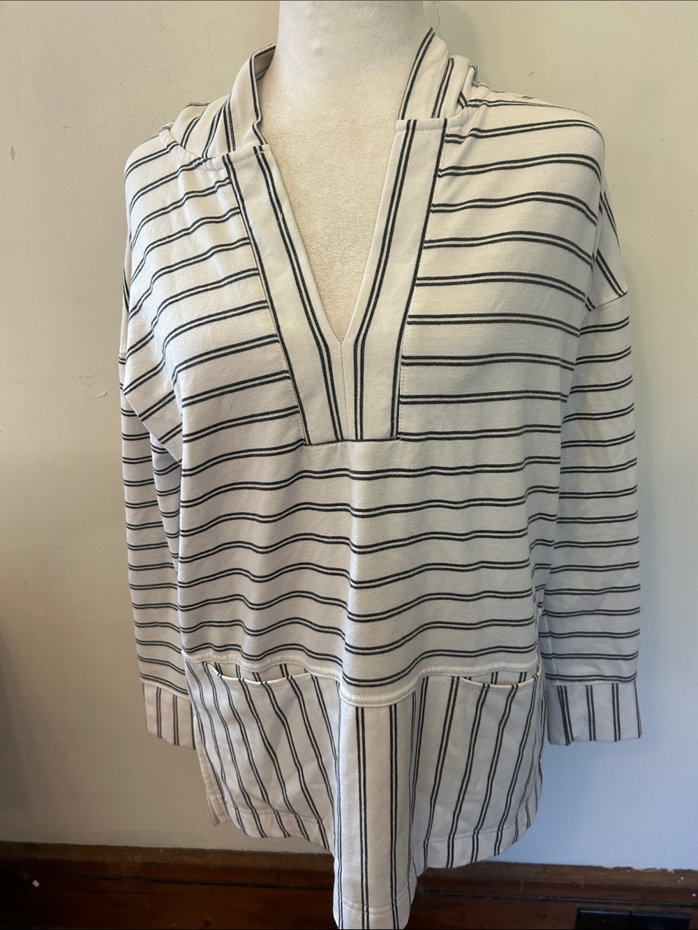 Melloday Striped V-Neck Hooded sweatshirt white / black Size D EUC